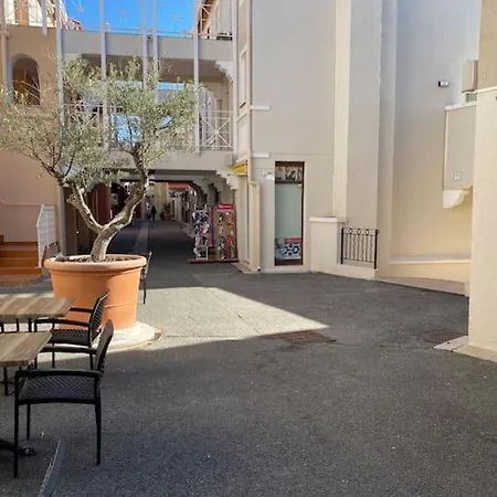 Complexe Cap Esterel Village ,vue Avec Parking アパート Saint-Raphaël