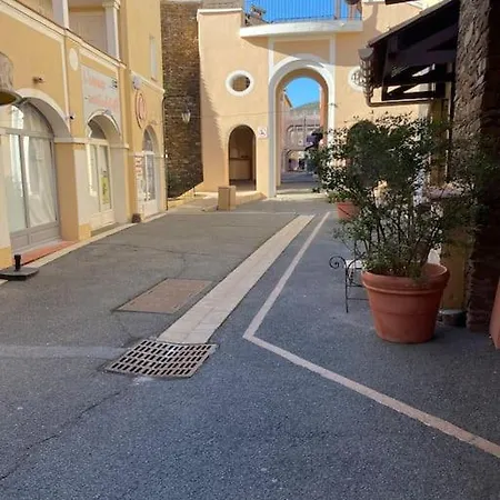 Complexe Cap Esterel Village ,vue Avec Parking Saint-Raphaël