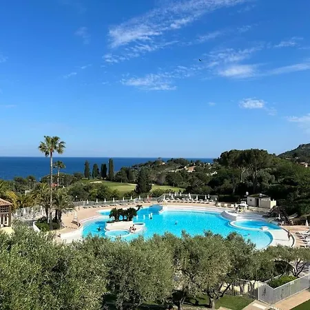 Complexe Cap Esterel Village ,vue Avec Parking アパート Saint-Raphaël
