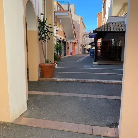 Complexe Cap Esterel Village ,vue Avec Parking Daire